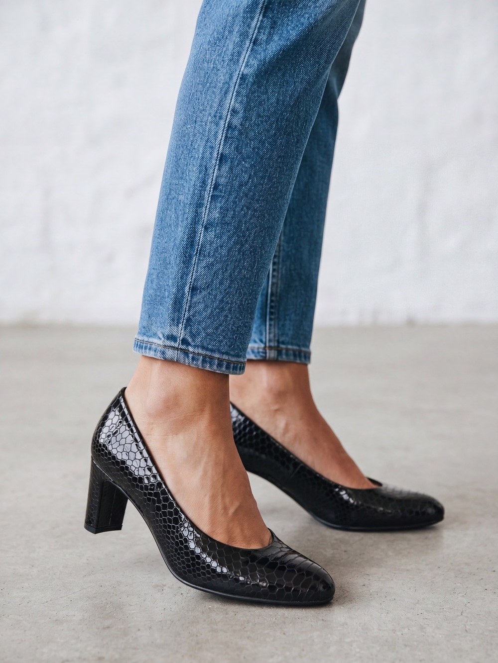 Stuart Weitzman Black Patent Snakeskin Embossed Leather Block Heel Pumps 6.5